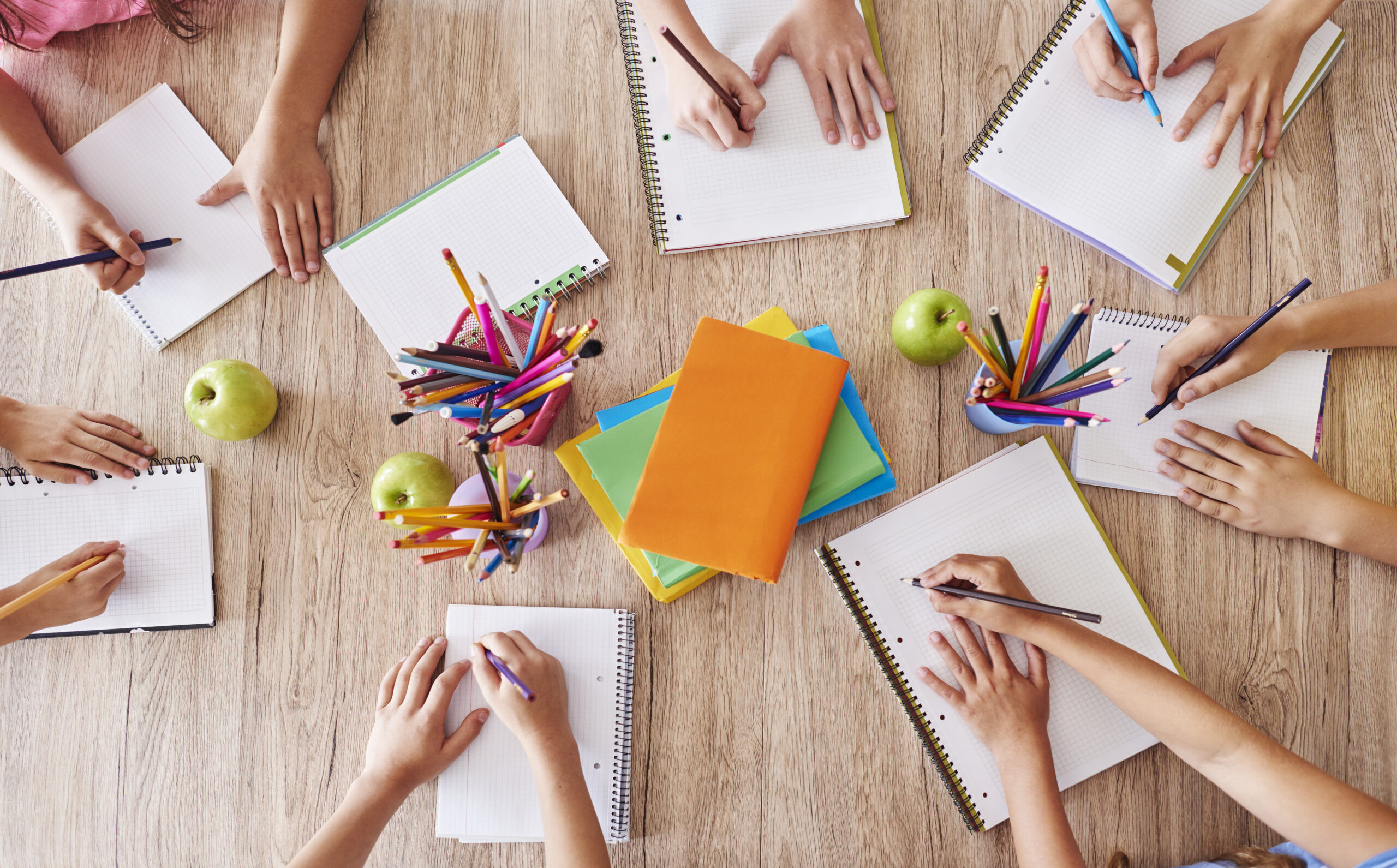 Busy students over one table как повысить внимание учащихся на уроках русского языка